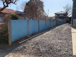 2019年3月20日　こちらの仕切りを撤去して新しくブロックとフェンスで仕切ります！雰囲気が変わりますね！