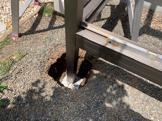 2019年6月25日　柱は穴の中へ！後でモルタルで固定します！