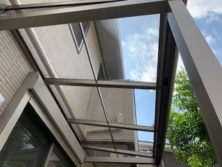  2019年6月26日　施工２日目の朝に見に行きました！屋根材が取り付いていました！防汚ポリカーボネートです！