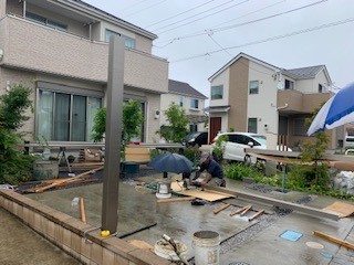 2019年6月29日　小雨の中、カーポートの柱が現れました！