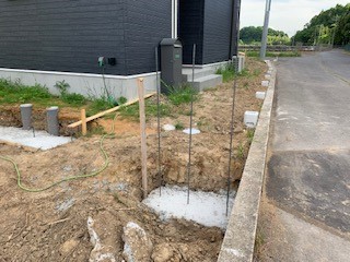 2019年6月3日　ここに門柱を建てます！ベースを打ち鉄筋を立ち上げました！