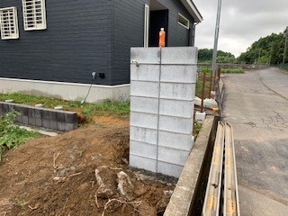 2019年6月8日　門柱が積み上がりました！仕上げはお客様の方でやって頂けます！