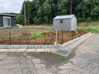 2019年6月8日　ブロックを積んだところにもフェンスの柱が建ちました！