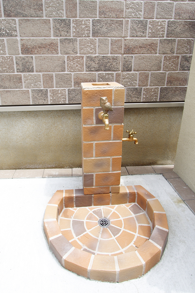立水栓とは、庭などに設置する柱状の水道設備のこと
