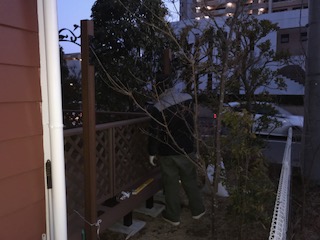 茨城県牛久市Ｋ様邸天然木から樹脂へ樹脂ウッドデッキひとと木２目隠しフェンスマイティウッドフェンス