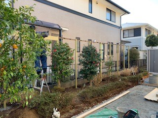 茨城県つくばみらい市Ｔ様邸お庭をプライベート空間へひとと木２施工マイティウッドフェンス施工